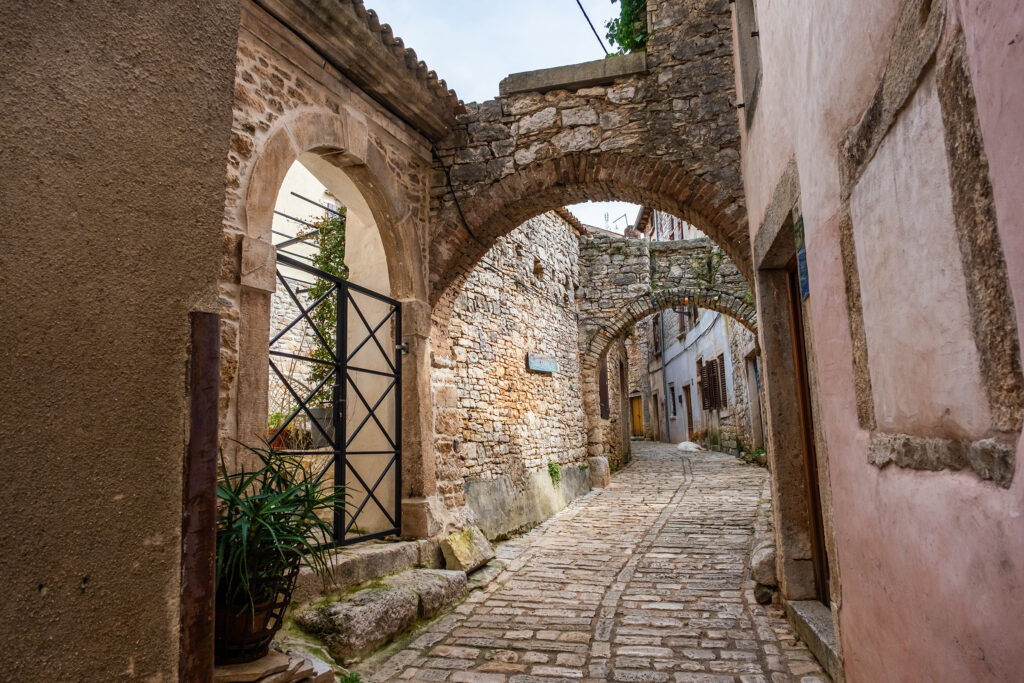 Medieval Istria in stone, Dvigrad, Bale, photograph 2
