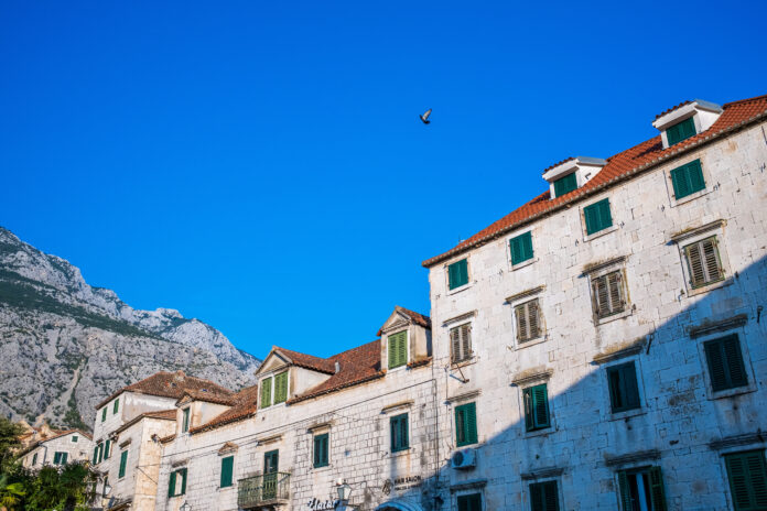 Capturing Light and Mountain Views in the Streets of Makarska Capturing Light and Mountain Views in the Streets of Makarska